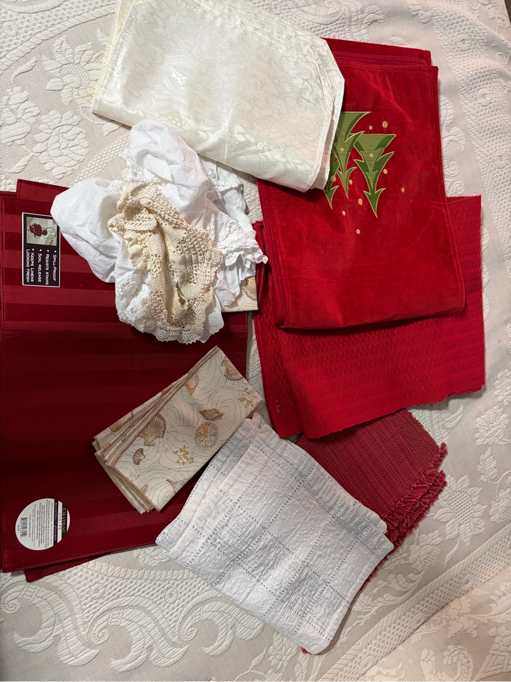 Lot of random table linens see pictures for #s & conditions